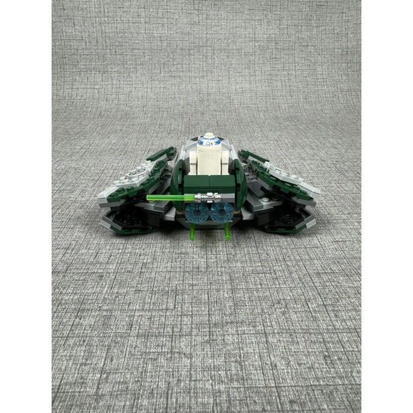 LEGO Star Wars: Yoda's Jedi Starfighter (75360) - Picture 2 of 6